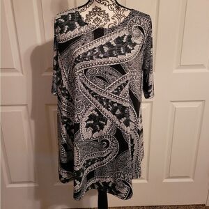Flirty pink black and‎ white paisley women's tunic top